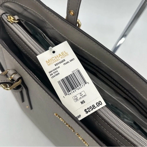 Michael Kors Voyager Tote Bag Pearl Grey - Picture 10 of 11